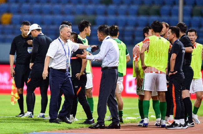 因儿时犯下错误背井离乡，因此人形设计也突显出他历经变故与沧桑，充满故事感的成年人的一面
